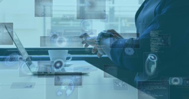 Dürbün tarama ve veri işleme görüntüsü. Bilgisayar ve akıllı yama kullanan bir adamın ekranında. küresel bağlantılar, teknoloji ve dijital arayüz kavramı dijital olarak oluşturulmuş görüntü.