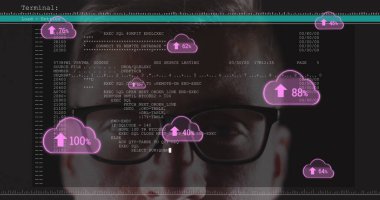 Erkek hacker 'a karşı veri işleme ekran üzerinde artan yüzdelik simgelere sahip bulut. Siber güvenlik ve bulut depolama teknolojisi kavramı