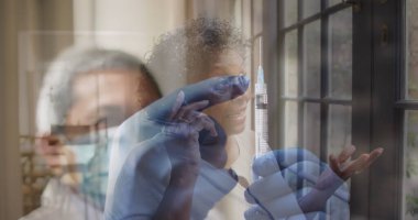 Erkek doktorun akıllı telefondan konuşan yaşlı bir kadın için aşı hazırlama görüntüsü. küresel koronavirüs salgını konsepti dijital olarak oluşturulmuş görüntü.