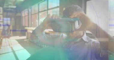 VR kulaklık kullanan adam ve arızalı tarama görüntüsü. küresel veri işleme, iletişim, dijital arayüz, teknoloji ve ağ konsepti dijital olarak oluşturuldu.