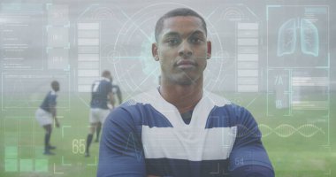 Mavi ve beyaz formalı ragbi oyuncusu takım arkadaşlarıyla sahada güvenle duruyor. Spor, takım çalışması, atlet, güven, hedef, yarışma