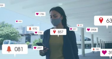 Akıllı telefon kullanan kadın, sosyal medya animasyon ikonlarıyla çevrili. Teknoloji, bağlantı, ağ, iletişim, dijital, etkileşim