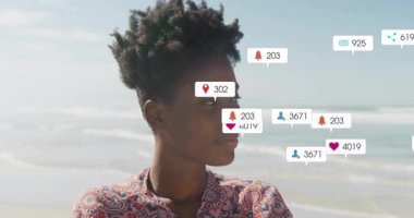 Plajda, sosyal medya tebligatlarıyla gülümseyen biri beliriyor. Teknoloji, bağlantı, iletişim, dijital, yaşam tarzı, ağ