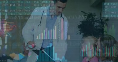 Tıbbi veriler analiz ediliyor, doktor çizelgeleri ve grafikleri animasyon örtüsüyle gözden geçiriyor. Sağlık, analiz, teknoloji, yenilik, tanı, araştırma