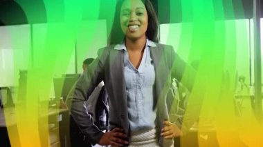 İş kadını ofis ortamında renkli dalga animasyonlarıyla güvenle gülümsüyor. Güven, yaratıcılık, şirket, dijital, yenilik, liderlik