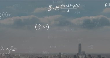 Şehrin ufuk çizgisini kaplayan matematiksel denklemlerin ve kimyasal formüllerin animasyonu. Bilim, matematik, kimya, yenilik, kentsel, fütüristik