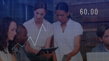 Finansal grafiğin örtüşmesi analiz ediliyor, iş ekibinin ofiste veri için tablet kullanması. Finans, takım çalışması, dijital, istatistik, analiz, büyüme