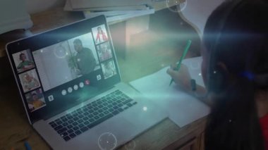 Okulda, dizüstü bilgisayardaki animasyon video konferansı sırasında not alan kişi. Eğitim, uzaktan öğrenme, çevrimiçi sınıf, sanal toplantı, konferans, teknoloji