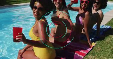 Havuz kenarında bikinili kadınlar ellerinde dijital hedef animasyonu olan içkiler tutuyorlar. Yaz, tatil, rahatlama, rahatlama, ferahlama, eğlence.