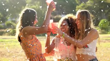 Dışarıda kutlama yapmak, arkadaşlar konfeti fırlatmak ve kırmızı bardakları animasyonla tutmak. Parti, kutlama, dostluk, şenlik, eğlence, toplanma