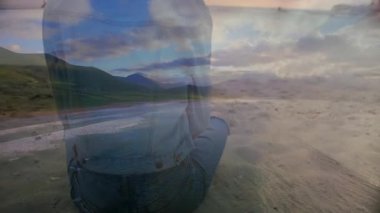 Sahilde, insan silueti manzarayla harmanlanmış manzara animasyonu. Doğa, günbatımı, tatil, tropikal, huzur, rahatlama