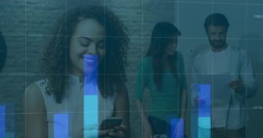 Akıllı telefon kullanarak, iş kadını finansal veri tablolarını ve animasyonları izliyor. teknoloji, analitik, finans, şirket