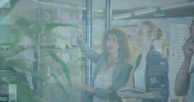 Modern ofis toplantısında veri tabloları ve grafikler, iş profesyonelleri hakkında konuşmak. takım çalışması, işbirliği, analitik, sunum, şirket, strateji