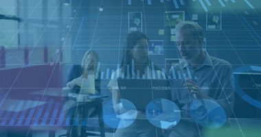 Finansal grafikler, ofis ortamında dizüstü bilgisayar kullanan iş adamları. finans, analiz, takım çalışması, şirket, veri, strateji