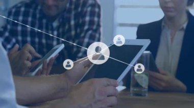 Dijital cihazlar kullanarak, veri işleme animasyonuna bağlı insanlar. Teknoloji, bağlantı, iletişim, yenilik, elektronik