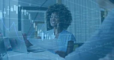 İş kadını, ofisteki finansal grafikleri ve veri işleme animasyonunu analiz ediyor. Finans, analiz, strateji, şirket, dijital, büyüme