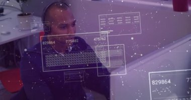 Profesyonel iş adamı dijital veri işleme animasyonu ile kulaklık kullanıyor. Teknoloji, yenilik, iletişim, analiz, ağ oluşturma, dijital dönüşüm