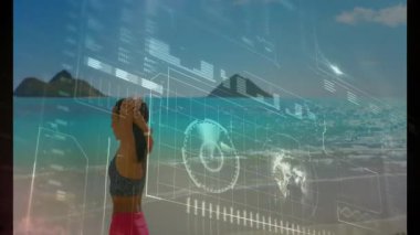 Sahilde, okyanus arka planında dijital arayüz animasyonu olan bir kadın. Teknoloji, yenilik, gelecek, sanal, doğa, etkileşim