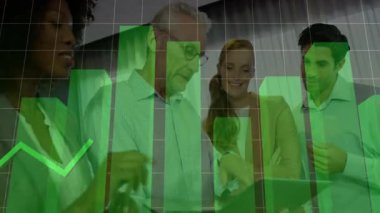 Verilerin analiz edilmesi, iş ekibinin yeşil finansal grafiği incelemesi. finans, analitik, strateji, takım çalışması, işbirliği, planlama