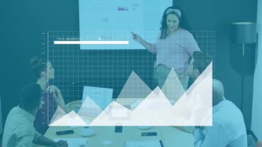 İş kadını konferans odasında grafik animasyonu üzerinden veri analizi yapıyor. Sunum, analitik, strateji, şirket, toplantı, takım çalışması