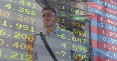 Telefonda konuşurken, işadamı ofisteki borsa numaralarını analiz ediyor. finans, teknoloji, yatırım, ticaret, şirket, analitik