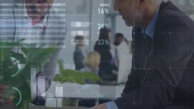 Ofiste, küresel analitik animasyon örtüşen verileri analiz eden iş adamları. analiz, takım çalışması, şirket, strateji, beyin fırtınası