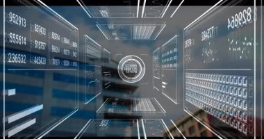 Şehrin arka planında dijital elementlerle geleceksel veri arayüzü animasyonu. Teknoloji, yenilik, siber güvenlik, şehir, ağ, bağlantı