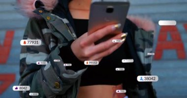 Akıllı telefonu tutan, animasyondaki yüzen bildirim simgeleriyle çevrili kişi. Teknoloji, iletişim, dijital, bağlantı, bildirimler, sosyal medya