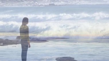 Okyanus tarafından, insan doğanın güzelliğini düşünürken etrafındaki dalgalar çarpar. Düşünce, sükunet, yansıma, sükunet, açık hava, huzur