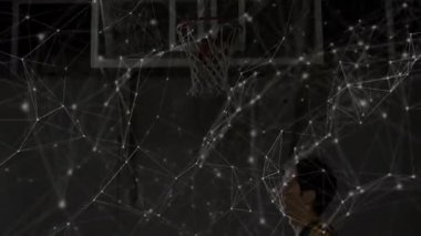 Dijital ağ animasyonuna sahip basketbol oyuncuları sahaya bağlanıyor. Spor, takım çalışması, bağlantı