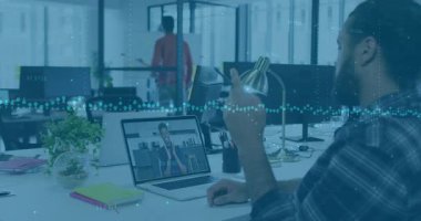 Ofiste veri işleme animasyonu eşleşmesi olan bir adam var. İş, teknoloji, iletişim, analiz, uzaktan çalışma, dijital