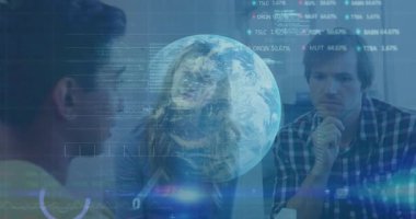 Dijital küreyi ve grafikleri kullanan iş adamları verileri analiz ediyor. veri analizi, takım çalışması, teknoloji, işbirliği, yenilik, strateji