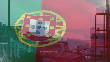 Şehir manzarasını kaplayan Portekiz bayrağı animasyonuyla birlikte renkli bir günbatımı arkaplanı. canlı, ufuk çizgisi, metropol, ulusal bayrak, animasyon