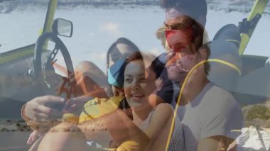 Üstü açık arabada selfie çeken, güneşli plaj gününün tadını çıkaran genç bir çift. Tatil, yaşam tarzı, macera, seyahat, yolculuk, okyanus