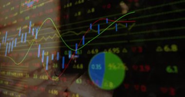 Animasyondaki yansıtıcı yüzeyin finansal veri tabloları ve grafikleri örtülüyor. Finans, analitik, teknoloji, gelecekçi