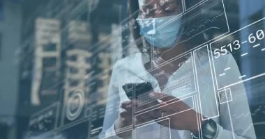 Dijital veri kaplamalı akıllı telefon kullanan, şehir merkezinde maske takan bir kadın. Teknoloji, artırılmış gerçeklik, yenilik, salgın, metaevren, bağlantı