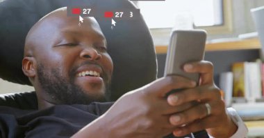 Sosyal medya bildirimleriyle meşgul olan, akıllı telefon kullanırken gülümseyen adam. Teknoloji, iletişim, bağlantı, aygıt, etkileşim, dijital