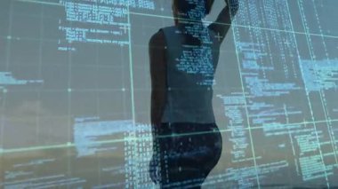 Dijital koda karşı duran, okulda animasyon projeksiyonu olan siluetçi. Teknoloji, eğitim, fütüristik, yenilik