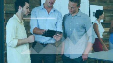 İş ekibi tablet üzerindeki verileri grafik animasyon örtüsüyle tartışıyor. Takım çalışması, işbirliği, dijital, teknoloji, analitik, beyin fırtınası