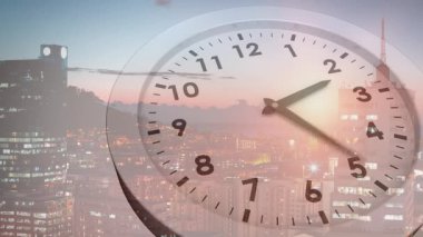 Saatin animasyonu, şehir manzarasını alacakaranlıkta örtüyor, zamanı kentsel yaşamla harmanlıyor. Harmanlanmış, ufuk çizgisi, atmosfer, metropol