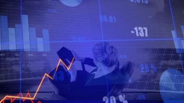 İş kadını, veri işleme animasyonuyla finansal grafikleri ve grafikleri analiz ediyor. Finans, analitik, veri görselleştirme, yatırım, strateji, ekonomi