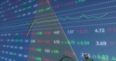 İşçilerin uçağa merdivenlerden çıkışlarını kapsayan borsa verilerinin animasyonu. Finans, yatırım, iş dünyası, ekonomi, ilerleme, seyahat