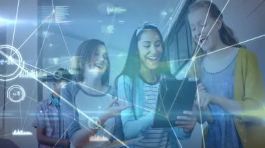 Okulda, öğrenciler dijital ağ bağlantılarının animasyonuyla tablet kullanıyorlar. Eğitim, teknoloji, öğrenme, İnternet, yenilik, iletişim