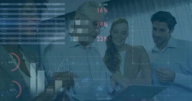 Verileri grafiklerle analiz etmek, iş ekibinin ofis toplantısında animasyonu tartışması. işbirliği, analiz, beyin fırtınası, sunum, strateji