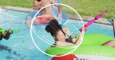 İnsanlar renkli şamandıralı bilardodan ve beyaz kıvrımlı animasyondan hoşlanıyorlar. Yüzme, boş zaman, yaz, eğlence, eğlence, su sporları.