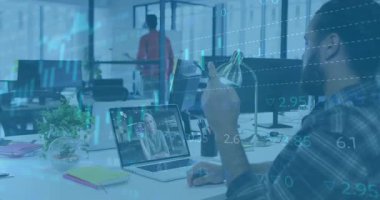 Masada video konferansı, finansal verileri gözden geçiren iş adamları. teknoloji, finans, analiz, toplantı, dijital, kurumsal