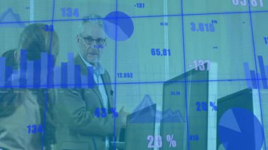 Ofiste, iş adamları mavi animasyon grafikleriyle veri analizini tartışıyor. şirket, takım çalışması, işbirliği, analitik, dijital, toplantı