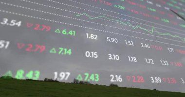 Kırsal alanda rüzgar türbini üzerinde borsa veri animasyonu. Yenilenebilir, enerji, sürdürülebilirlik, finans, yeşil, teknoloji