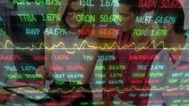 Mali verileri, borsa grafiklerini, ofis toplantılarında çeşitli profesyonelleri tartışıyorlar. Finans, iş toplantısı, takım çalışması, analiz, şirket, strateji