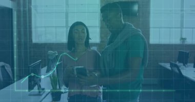 Tabletle ilgili veriler analiz ediliyor, iş adamları ofiste finansal animasyonu tartışıyor. teknoloji, takım çalışması, finans, analiz, işbirliği, yenilik